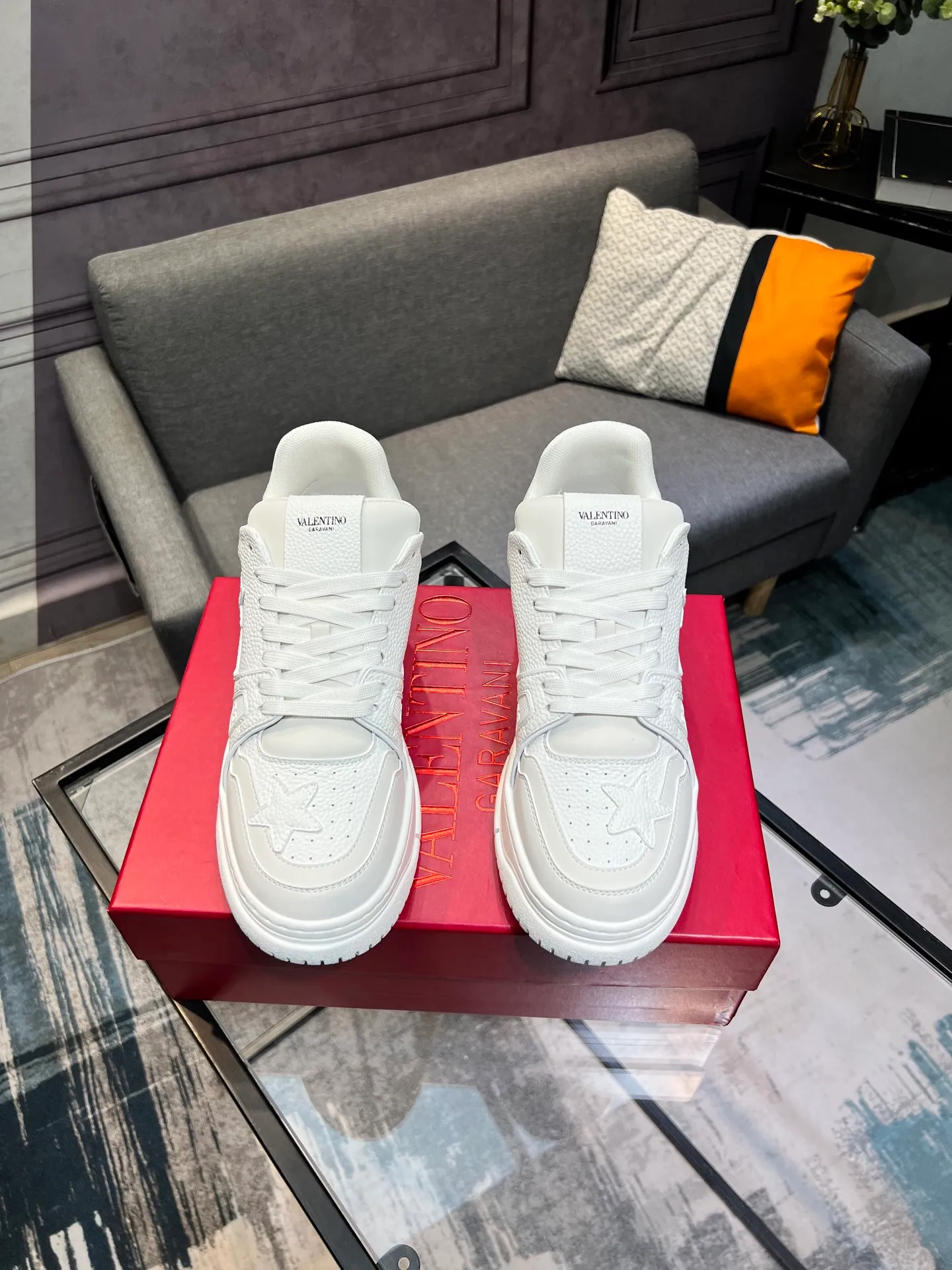 Men's Men's Shoes 💰660 Valentino 2023 early autumn new star shoes are now online! Wang Hedi and Ren Jialun have been worn by many celebrities. Who can refuse the same couple shoes as Wang Hedi! The design of Stars Stab My Heart is cool and spicy. The material of the shoes is cowhide, and every color is beautiful! Size 35-40, men’s size 39-44 (women’s 41, men’s 38, 45🉑️customized)